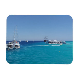 Een jacht met toeristen in de buurt van White Isla Magneet