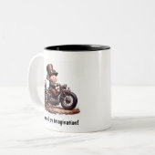 Een jong gelukkig kind dat op een Steampunk-motor Tweekleurige Koffiemok (Voorkant links)