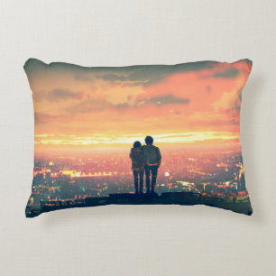 een jong koppel dat boven op het dak staat , kijkt accent kussen