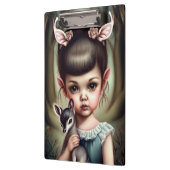 Een jong meisje dat een hert vasthoudt klembord (Links)