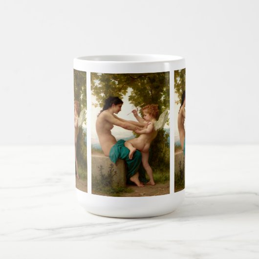 Een jong meisje verdedigt zichzelf tegen Eros Magische Mok (Midden)