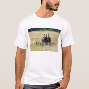 Een jonge jongen bestuurt een tractor om te oogste t-shirt