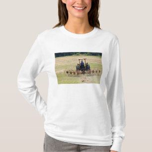 Een jonge jongen die een tractor bestuurt om te oo t-shirt