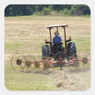 Een jonge jongen die een tractor bestuurt om te oo vierkante sticker