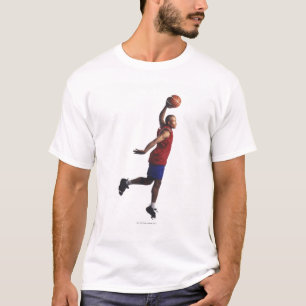 een jonge volwassen man met basketbal vliegt t-shirt