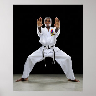 Een jongen (15 jaar oud) in een Karate Uniform met Poster