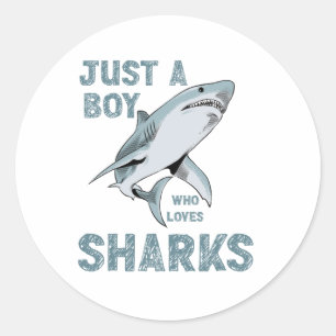 Een jongen die dol is op haaienliefhebbers ronde sticker
