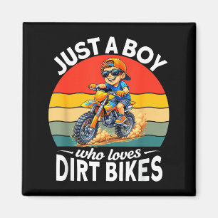 Een jongen die van crossmotoren enduro motorfietse magneet