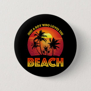 Een jongen die van het strand houdt ronde button 5,7 cm