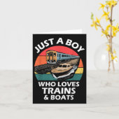 Een jongetje dat van treinen houdt, vaart met een  kaart (Gele Bloem)