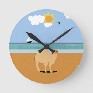 Een kameel op het strand ronde klok