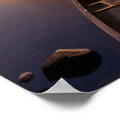 Een kano ligt op de kust van het meer van Pawtucka Poster (Hoek)