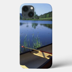 Een kano rust op de oever van Little Long Pond iPhone 13 Hoesje