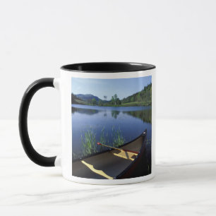 Een kano rust op de oever van Little Long Pond Mok