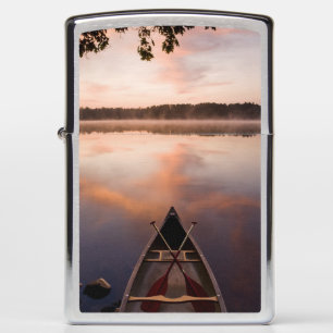 Een kano rust op de oever van Pawtuckaway Lake