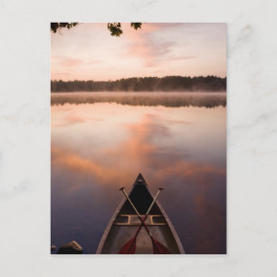 Een kano rust op de oever van Pawtuckaway Lake Briefkaart