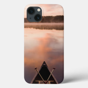 Een kano rust op de oever van Pawtuckaway Lake iPhone 13 Hoesje