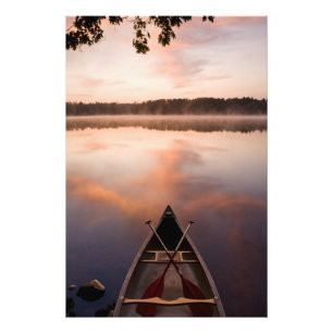 Een kano rust op de oever van Pawtuckaway Lake Foto Afdruk