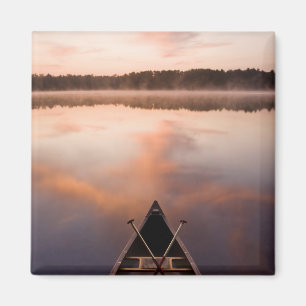Een kano rust op de oever van Pawtuckaway Lake Magneet