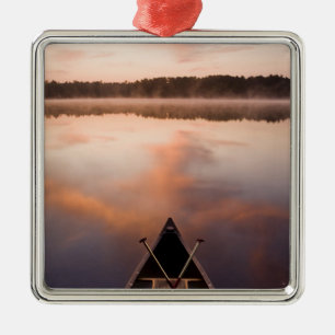 Een kano rust op de oever van Pawtuckaway Lake Metalen Ornament