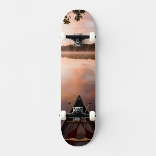Een kano rust op de oever van Pawtuckaway Lake Skateboard