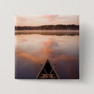 Een kano rust op de oever van Pawtuckaway Lake Vierkante Button 5,1 Cm