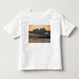 Een kanoe-ploegendienst voor de kust kinder shirts