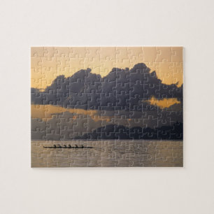 Een kanoe-ploegendienst voor de kust legpuzzel