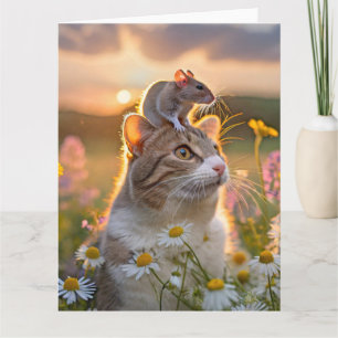 Een kat met een muis op zijn kop tussen de bloemen kaart