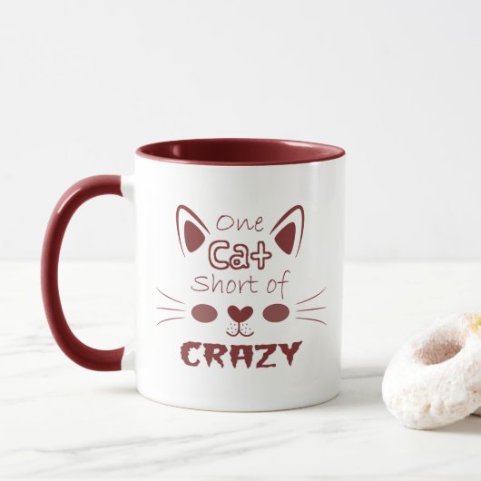 Een kat tekort aan CRAZY Funny Cute Maroon Mok (Met donut)