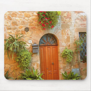 Een kat zoekt toegang tot het huis in Pienza, Ital Muismat