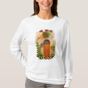 Een kat zoekt toegang tot het huis in Pienza, Ital T-shirt