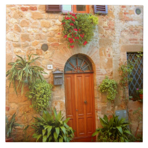 Een kat zoekt toegang tot huis in Pienza, Italië. Tegeltje