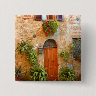 Een kat zoekt toegang tot huis in Pienza, Italië. Vierkante Button 5,1 Cm