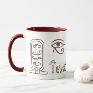 Een keramische mok met een oud-Egyptisch ontwerp