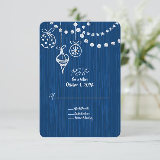 Een Kerstbruiloft Witte Krijt Design op Blauw RSVP Kaartje (Staand voorkant)