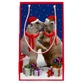 Een kerstcadeautas met kerstcadeautjes klein cadeauzakje (Voorkant)