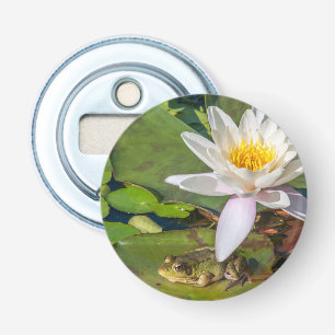 Een kikker onder een waterleliebloem button flesopener