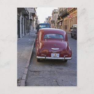 Een klassieke oude rode Peugeot auto geparkeerd op Briefkaart