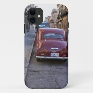 Een klassieke oude rode Peugeot auto geparkeerd op iPhone 11 Hoesje