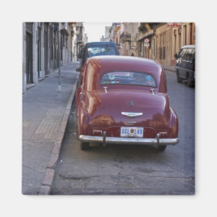 Een klassieke oude rode Peugeot auto geparkeerd op Magneet