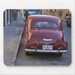 Een klassieke oude rode Peugeot auto geparkeerd op Muismat