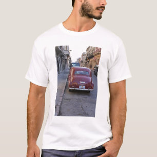 Een klassieke oude rode Peugeot-auto geparkeerd op T-shirt