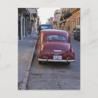 Een klassieke rode Peugeot-auto geparkeerd op stra