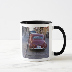 Een klassieke rode Peugeot-auto geparkeerd op stra Mok