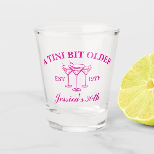 Een klein beetje ouder Martini Custom verjaardagsf Shot Glas (Voorkant)