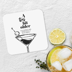 Een klein beetje oudere cocktail Martini verjaarda Vierkante Kartonnen Onderzetter