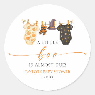 Een Klein Boe Is Haast Drie! Halloween Baby Shower Ronde Sticker