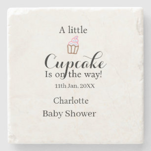 Een klein cupcake is op komst baby shower naam da stenen onderzetter
