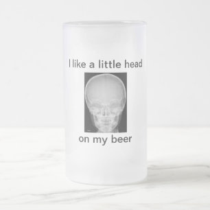 Een klein hoofd op mijn bier matglas bierpul